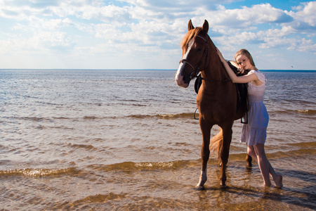 金发碧眼的美女和一匹马照片