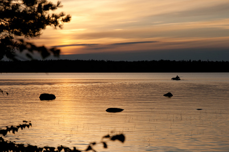 在湖的日落