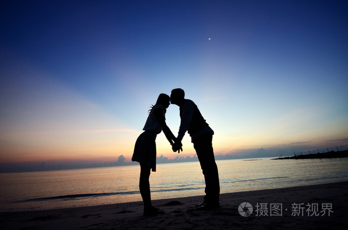 倒映在日出前的额头上亲吻女人的男人