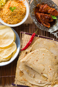 与传统的生活方式在各种印度食品 chapathi