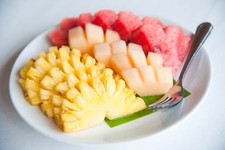 著名的水果著名的热带水果菠萝, 哈密瓜, 西瓜一盘照片