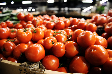 在市场中的红番茄
