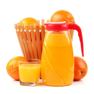 全玻璃和橙汁在白色背景上的水罐