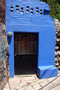 蓝色墙上的黑门