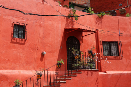 红色墨西哥楼楼梯和 windows 的正面