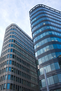 高度现代化的办公大楼在城市在蓝蓝的天空中关闭