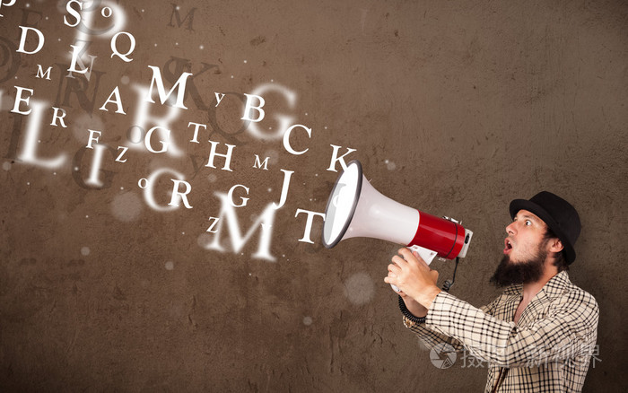 衬衫大声喊话器和文本的人出来