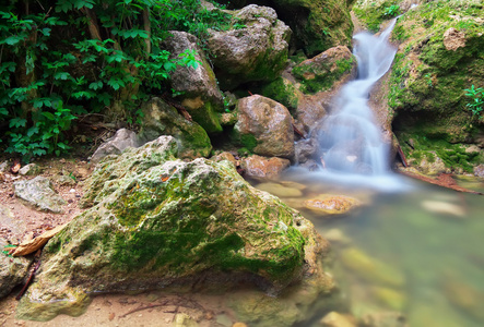 瀑布。山区河流。水在森林和山中的流