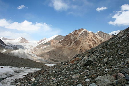 吉尔吉斯斯坦是 ak shyrak 地区，天山山脉，