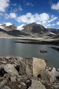 吉尔吉斯斯坦是 ak shyrak 地区，天山山脉，