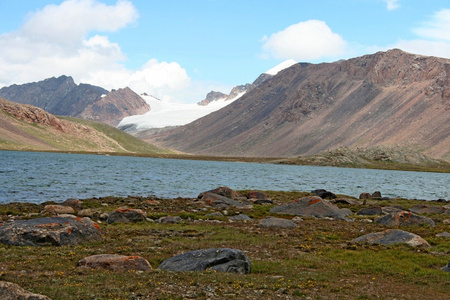 吉尔吉斯斯坦是 ak shyrak 地区，天山山脉，