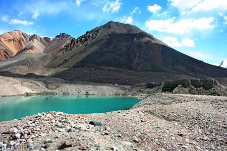 吉尔吉斯斯坦是 ak shyrak 地区，天山山脉，