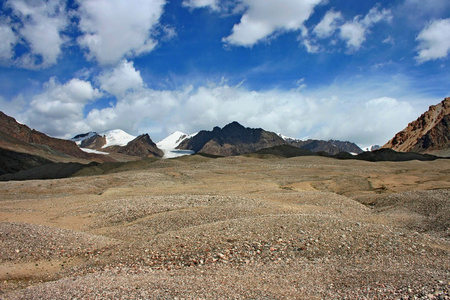 吉尔吉斯斯坦是 ak shyrak 地区，天山山脉，