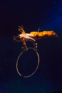 亚洲马戏团在行动中一个马戏团的杂技演员照片