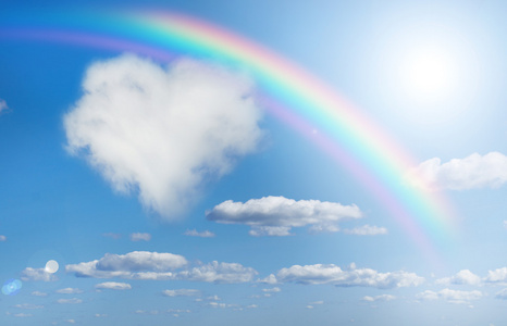 蓬松的形状刮胡子蓬松的云彩的心的形状照片