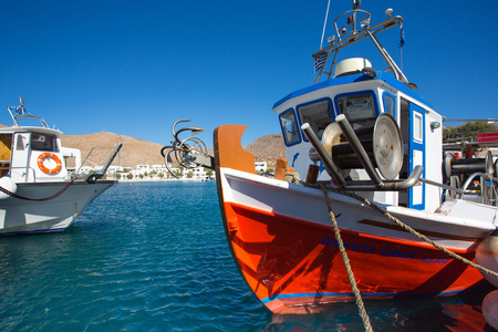 在爱琴海的小渔民船。