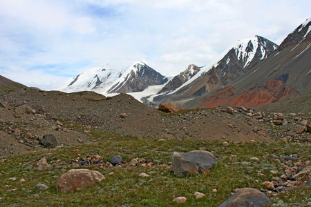 吉尔吉斯斯坦是 ak shyrak 地区，天山山脉，