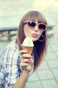 胖女孩吃开心果冰淇淋