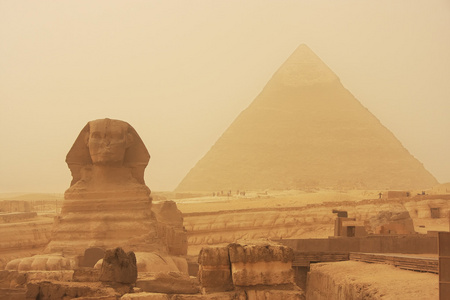狮身人面像和胡夫在一场沙暴，开罗的金字塔