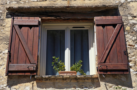 打开窗口，在农村石头房子里，provenc 旧木百叶窗