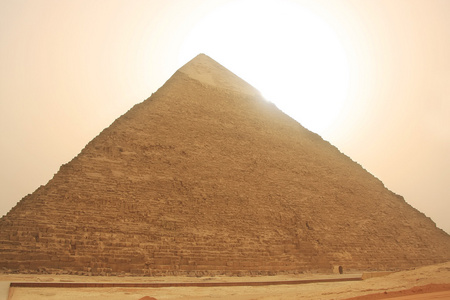 在一场沙暴，开罗胡夫的金字塔