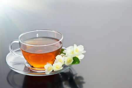 透明杯绿茶与新鲜草药花束