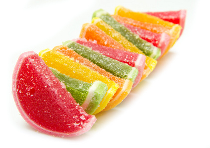 颜色水果果冻糖果被隔绝在白色背景上