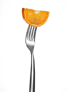 在白色背景上叉橙色切片