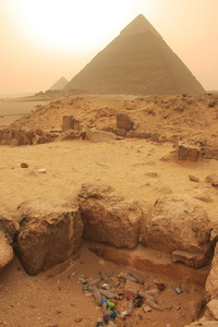堆垃圾附近胡夫，开罗的金字塔