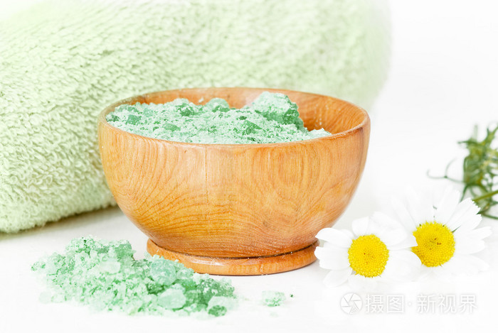在一个木碗中的绿色沐浴盐