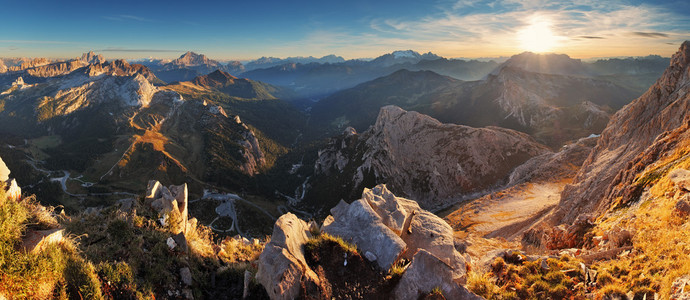 山日落全景风景在意大利阿尔卑斯白云