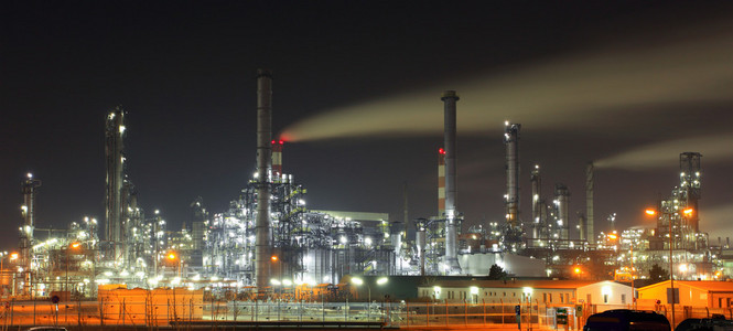 炼油厂石化厂夜景石化工业电力变电站炼油厂电气变电站石化厂在晚上的