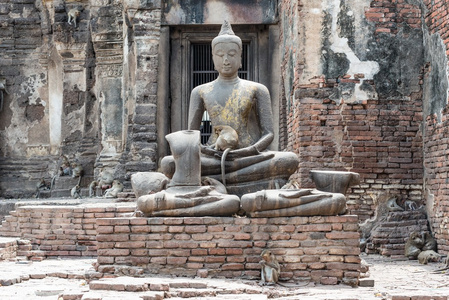 泰国古代旧庙由红砖和石灰石头制成