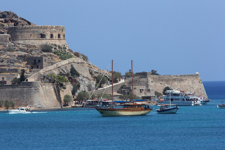 在 spinalonga，克里特岛，希腊威尼斯工事的一个视图