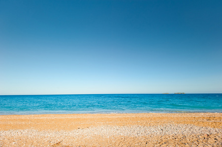 砂卵石海滩和安静的平静的大海