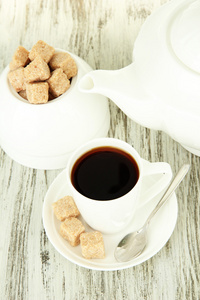 喝杯咖啡 茶壶和糖碗彩色木制背景上