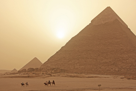 在一场沙暴，开罗，埃及胡夫金字塔