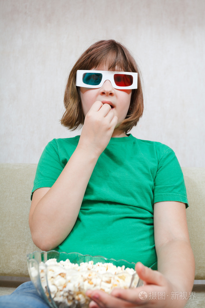 看电视电影3d立体眼镜中的女孩