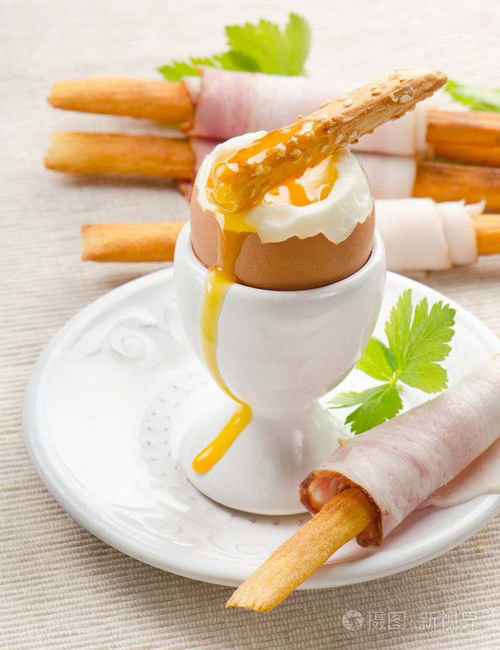 在eggcup中的水煮的蛋