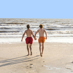 青少年喜欢沿着沙滩慢跑