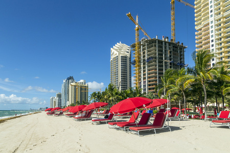 摩天大楼在阳光岛海滩在迈阿密，佛罗里达州