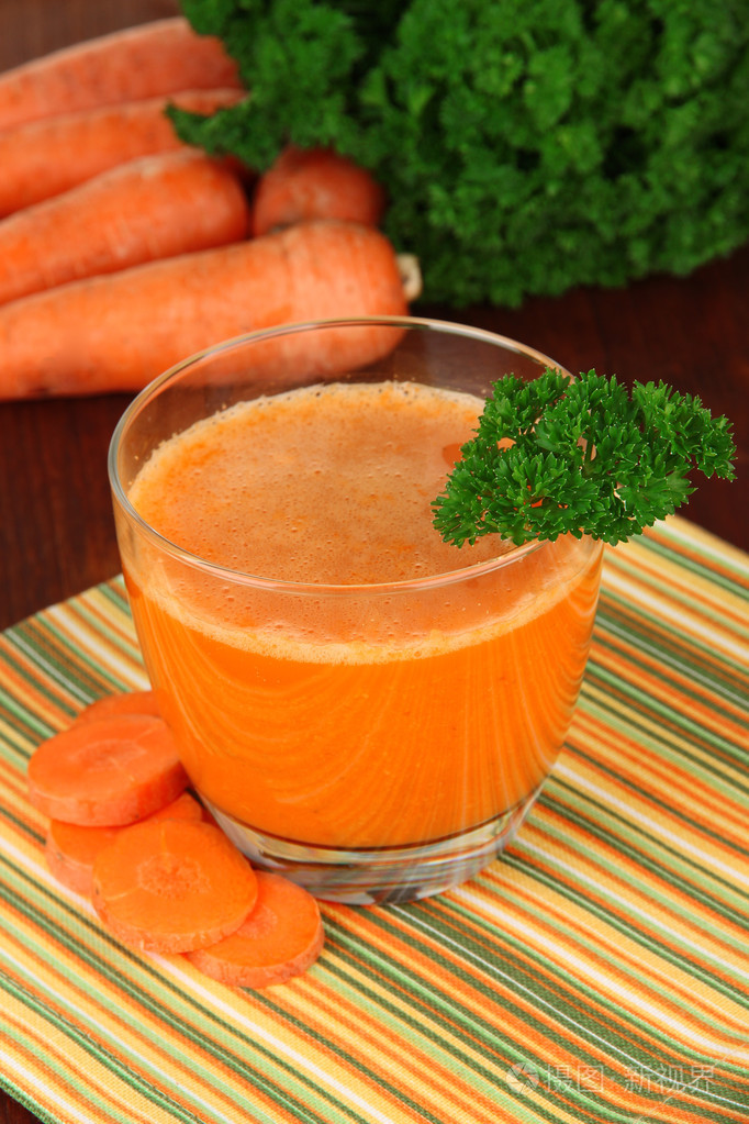 新鲜胡萝卜汁对表特写