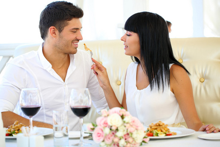 美丽的夫妇在餐厅共进浪漫晚餐