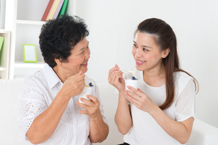 亚洲妇女吃酸奶