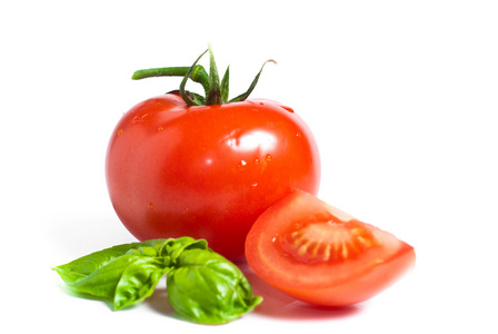 红番茄蔬菜切在白色背景上孤立