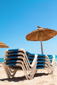甲板椅子和海滩上的太阳伞
