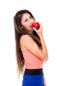 黑发的年轻女人吃红苹果
