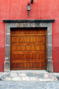 木制门在红墙。墨西哥的典型体系结构