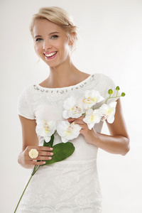 白色婚礼的年轻新娘礼服幸福微笑