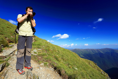 自然摄影师拍照在山